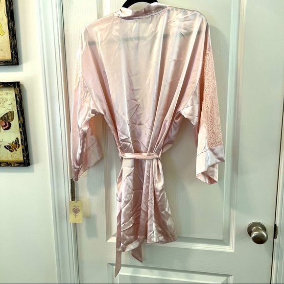 NWT In Bloom Pink Satin Robe Lace Inset Sleeves Kimono Mid Thigh Size Small - Picture 9 of 12